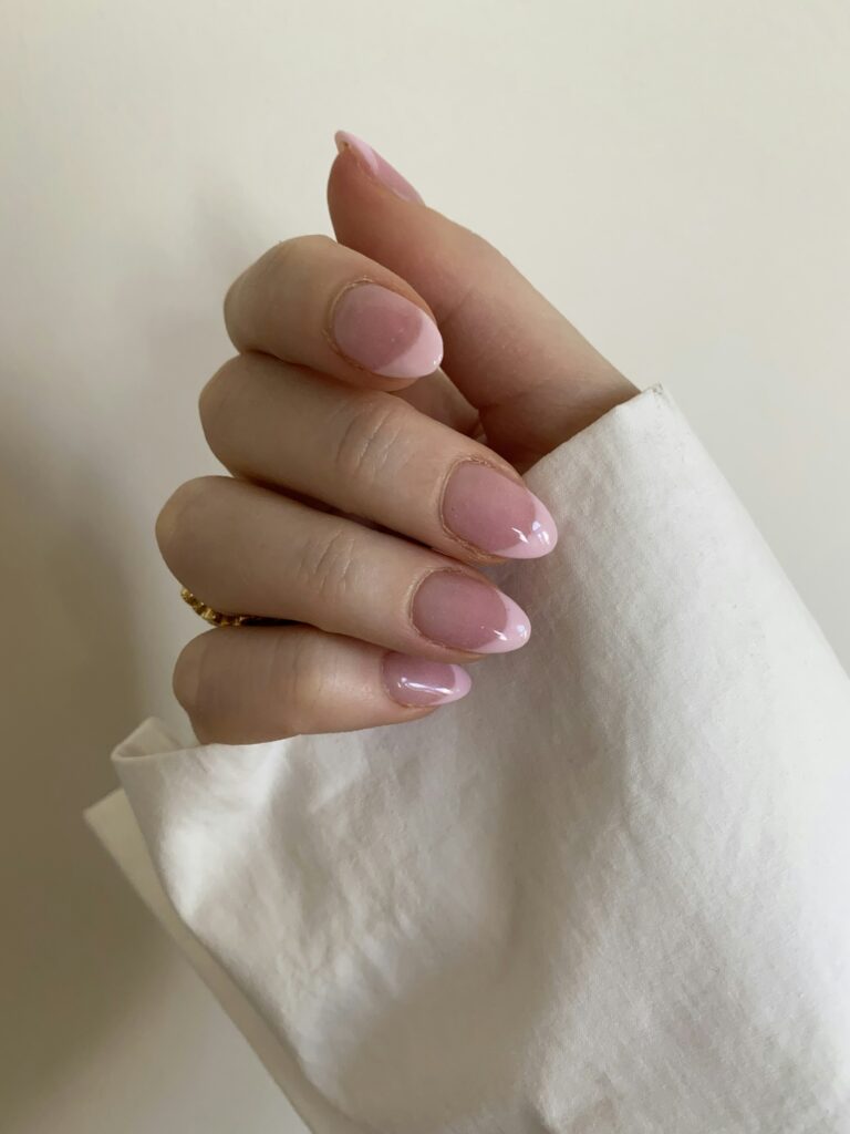 Roze manicure op witte stof