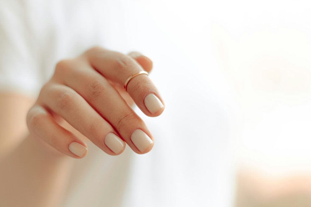 Hand met witte manicure