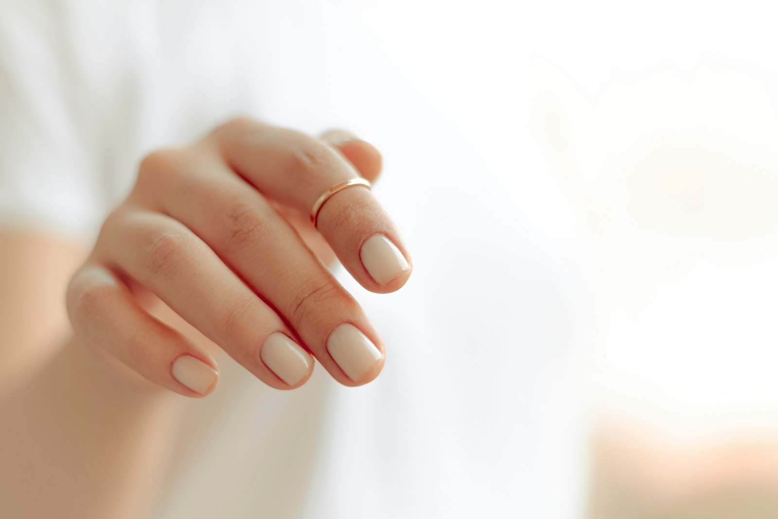 Verzorgde handen met witte manicure