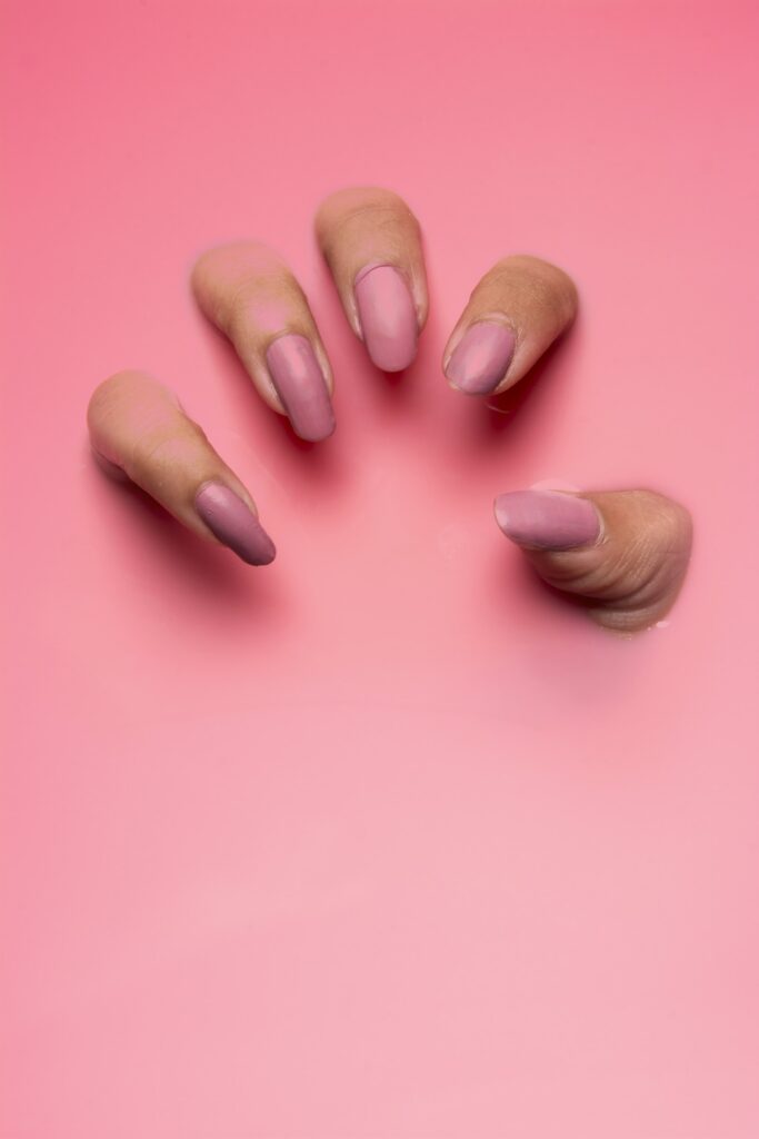 Gemanicuurde hand op een roze ondergrond